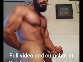 Hot ripped bodybuilder and jerking off