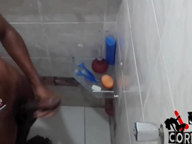 Câmera escondida flagra novinho da rola enorme batendo punheta pra hentai no banho